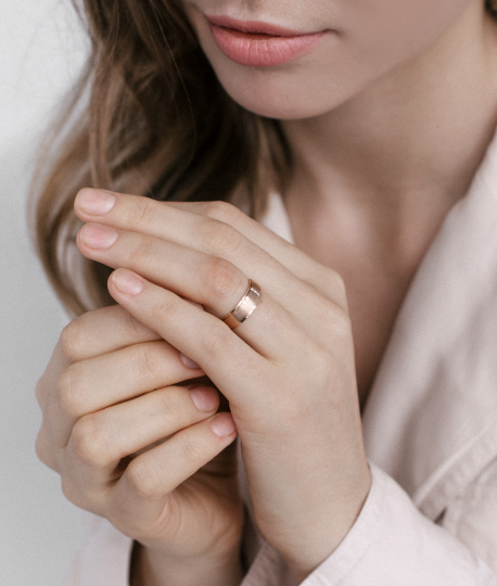 Обручальное кольцо из красного золота с бриллиантами