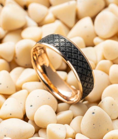 Обручальное кольцо из красного золота с карбоном