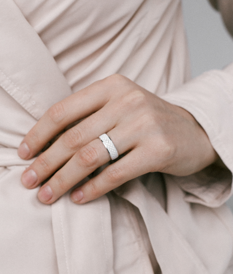 Обручальное кольцо из белого золота с белой керамикой и бриллиантом