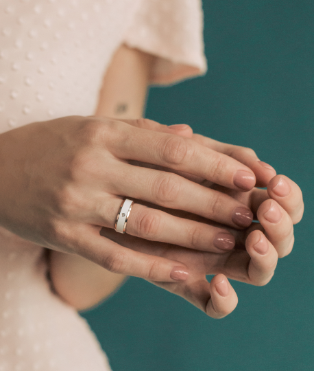 Обручальное кольцо из красного золота с белой керамикой и бриллиантом