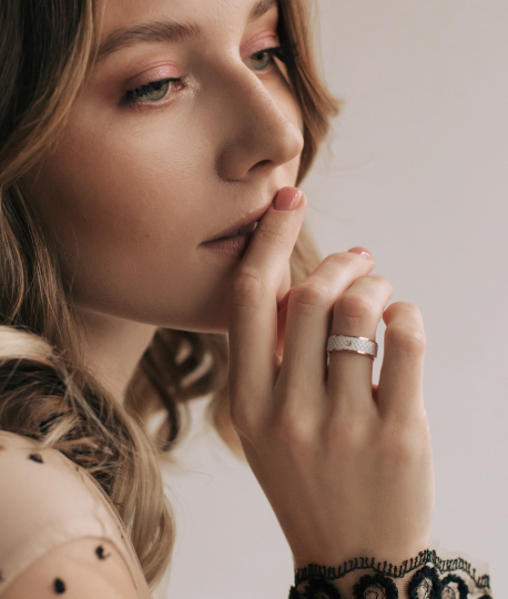 Обручальное кольцо из красного золота с белой керамикой и бриллиантом