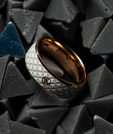 Обручальное кольцо из красного золота с белой керамикой и фианитом