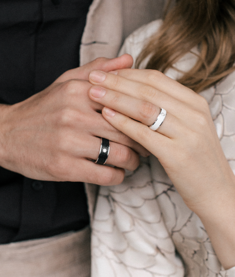 Обручальное кольцо из белого золота с карбоном и бриллиантом